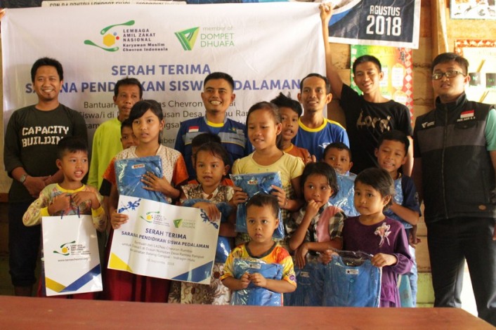 LAZNas Chevron Bantu Seragam Sekolah Siswa Pedalaman Talang Mamak