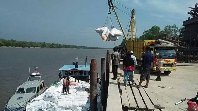 Bea Cukai Dumai Amankan Kapal Pengangkut Pakaian Bekas Ilegal di Rohil