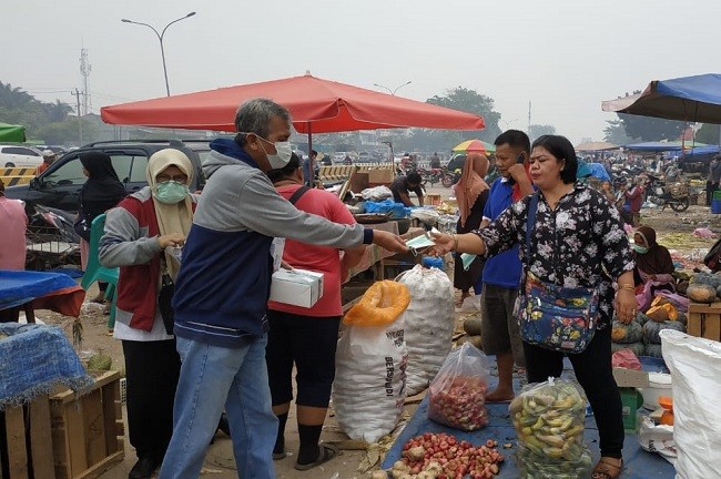 PWI Riau Bagi-bagi Masker di Pasar Pagi Arengka Pekanbaru