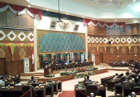 Rapat Paripurna, Indra Gunawan Eet Diumumkan Jadi Ketua DPRD Riau