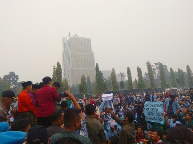 Massa Tuntut Gubernur Syamsuar Mundur Jika Karhutla Masih Ada di Riau