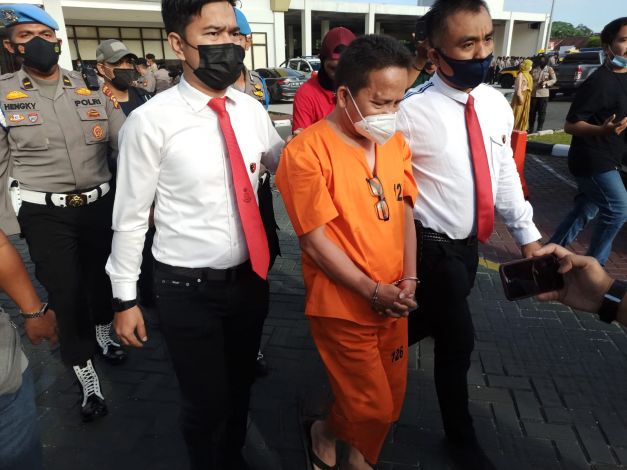 Tangan Diborgol dan Pakai Baju Orange, Kadiskes Meranti Ditahan di Mapolda Riau