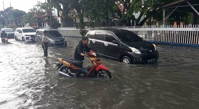 Banjir di Jalan Ahmad Dahlan Pekanbaru akibat Hujan Deras, Banyak Kendaraan yang Mogok