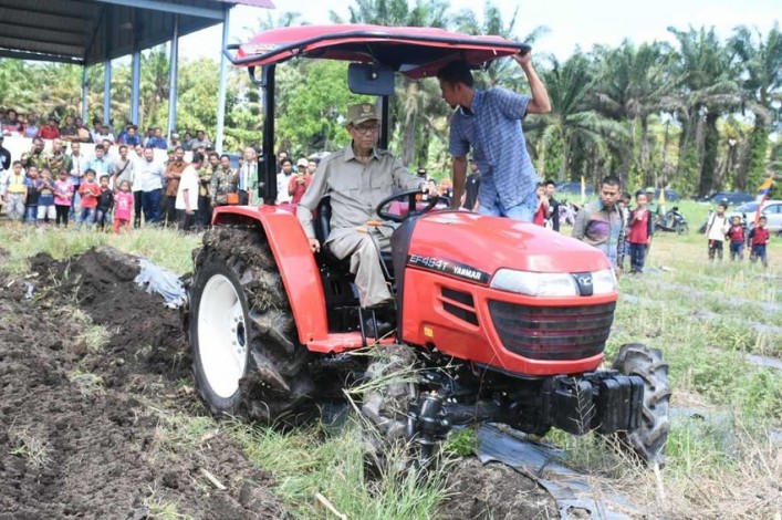 Azis Zaenal Serahkan Mini Traktor ke Petani Sungai Lembu