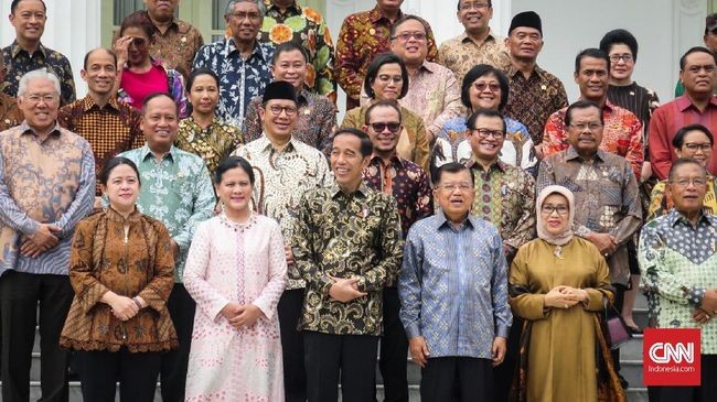 Ekonom Minta Jokowi Rombak Total Menteri Ekonomi