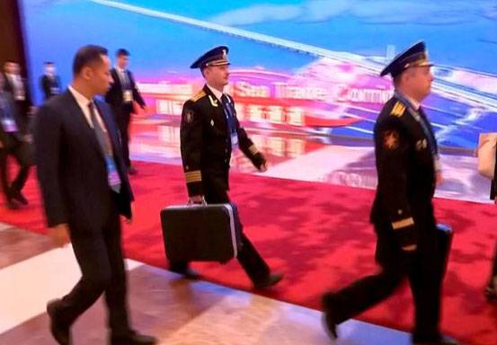 Putin Kedapatan Bawa Koper Nuklir Saat Kunjungan ke Beijing