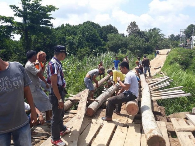 Rusak Dihantam Banjir, Warga Anak Talang Perbaiki Jembatan