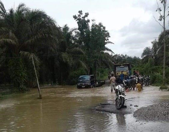 Jalan Rusak Parah, Warga Desa Pondok Gelugur Inhu Minta Kepedulian Pemerintah