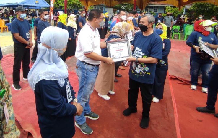 Berperan Aktif Tangani Pandemi, Relawan Peduli Covid-19 Riau Terima Penghargaan dari Gubernur