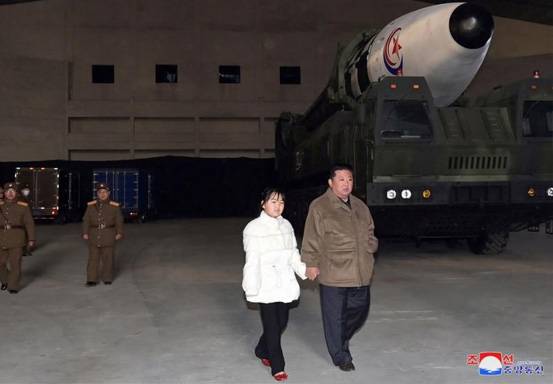 Kim Jong-un Tampilkan Anaknya ke Publik untuk Pertama Kalinya