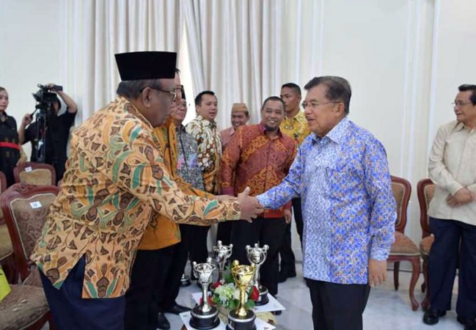 Gubernur Riau Terima Penghargaan APE 2018 dari Menteri PPPA