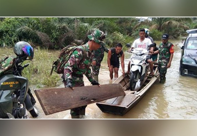 TNI Bantu Warga Korban Banjir di Rohul