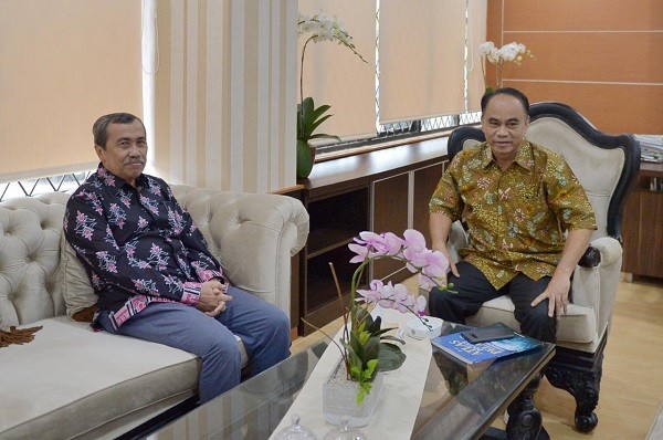 Minta Desa Pinggiran Diperhatikan, Gubernur Riau Temui Wamen Desa PDTT