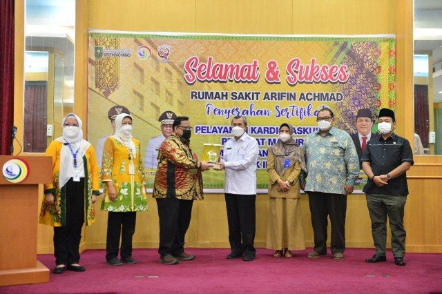 RSUD Arifin Achmad Riau Terima Sertifikat PJT Mandiri, Gubri Minta Tingkatkan Pelayanan