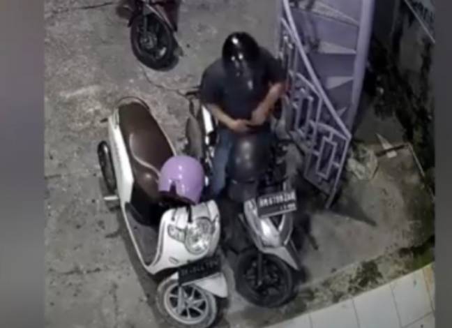 Pria Ini Curi Motor di Salon Pekanbaru, Aksi Terekam CCTV