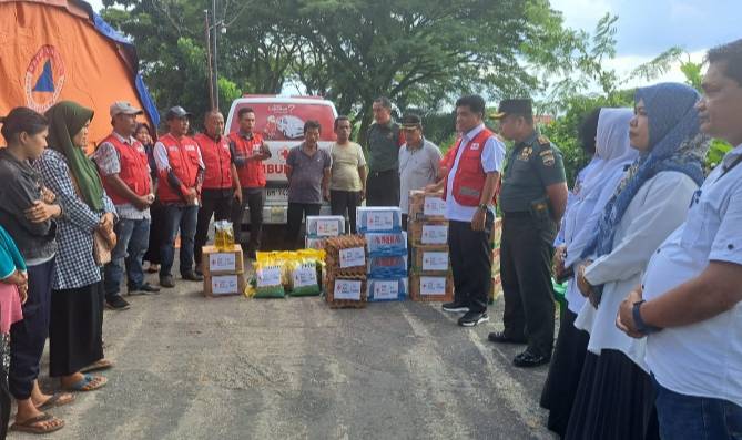 Gerak Cepat, PMI Pekanbaru Serahkan Bantuan Sembako ke Warga Terdampak Banjir Sungai Siak