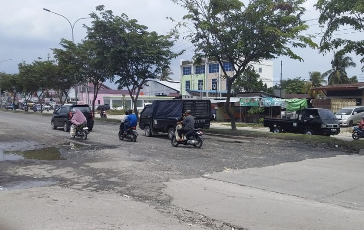 Jalan Soekarno-Hatta Amblas, PUPR Riau Janji Segera Perbaiki