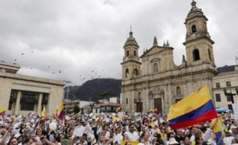 Bom Tewaskan 20 Polisi, Ribuan Warga Kolombia Berunjuk Rasa
