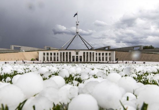 Badai Es Menerjang Kota Canberra Merusak Kaca Mobil dan Jendela