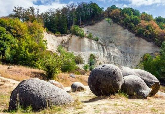Unik, Batu Hidup di Rumania Bisa Tumbuh dan Bergerak
