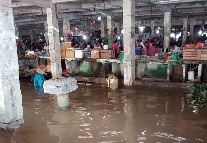 Pasar Ambrol dan Jalan Berlubang, Warga Inhil Mengadu ke Syamsuar