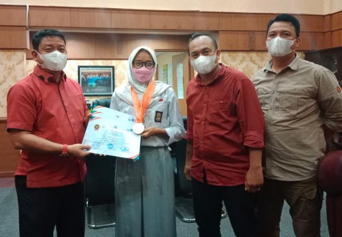 Waka DPRD Riau Beri Penghargaan kepada Diva, Peraih 3 Medali Kejuaraan Renang Antar Sekolah se-Indonesia