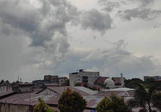 Awal Pekan, Hujan Disertai Petir dan Angin Kencang akan Mengguyur Riau