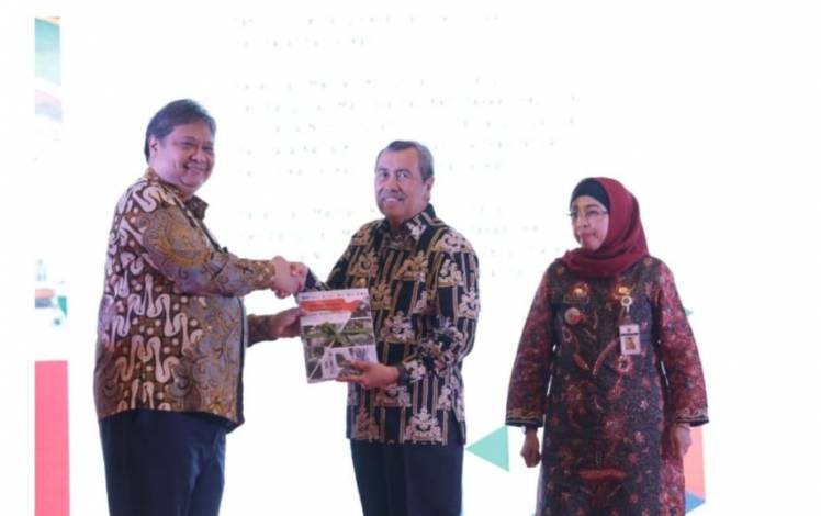 Gubri Syamsuar Wakili Gubernur se-Indonesia Terima Perpres Pendidikan Vokasi