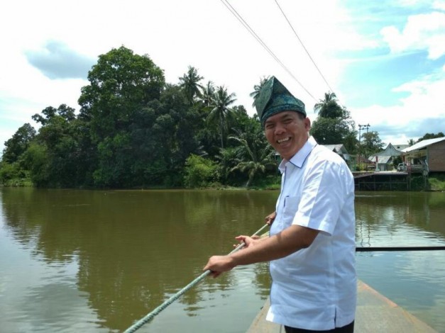 Naik Rakit Penyeberangan ke Lokasi Kampanye, Firdaus Janji Bangun Jembatan Gantung