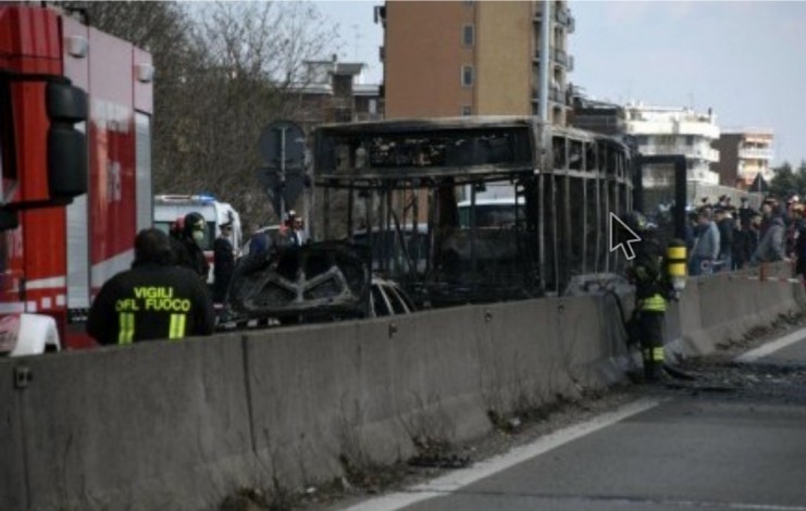 Bus Berisi Anak Sekolah Italia Dibakar Sopir, Semua Selamat