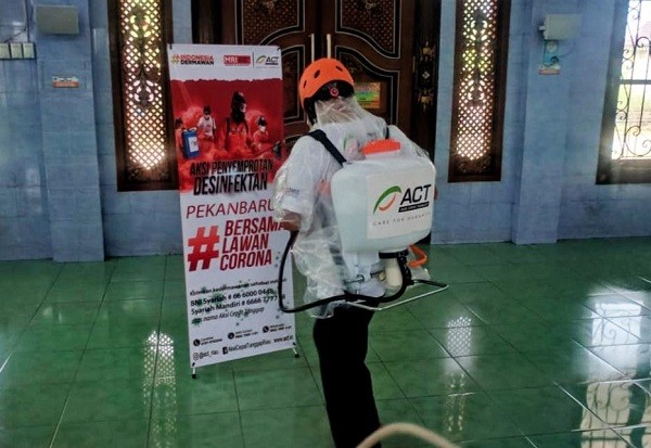 ACT-MRI Riau Semprot Disinfektan di Masjid Nurul Falah dan Masjid Istiqomah