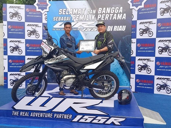 Yamaha Serahkan WR 155R kepada Konsumen Pertama di Riau
