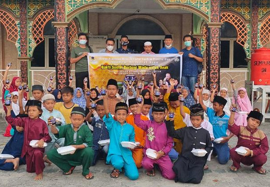 NasDem Milenial Riau Bagi-bagi Madu dan Sarapan Gratis untuk Anak-anak