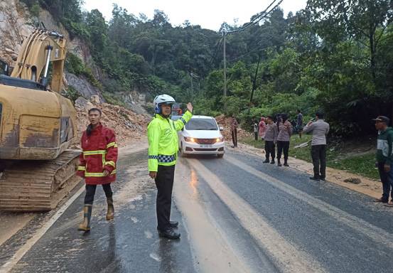 Longsor di Lintas Riau-Sumbar Masih Dibersihkan Ekskavator, Polisi Berlakukan Buka Tutup Jalan