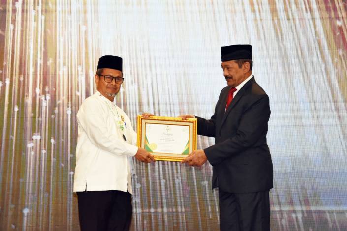 Dukung Pengelolaan Zakat, Gubernur Riau Terima Baznas Award 2023
