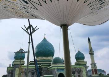 Gubernur Salat Tarawih Perdana di Masjid Raya Annur Riau