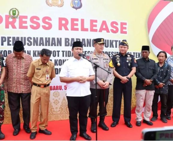 Jelang Bulan Ramadan, Ketua DPRD Riau Hadiri Pemusnahan Barang Cipta Kondisi