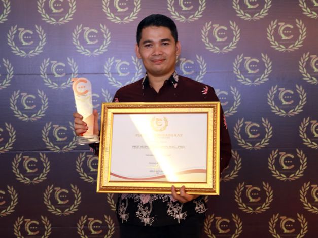 Teknorat Muda Inspiratif, Prof Husnul Kausarian Terima Penghargaan CAKAPLAH AWARDS 2024