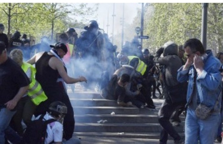 Puluhan Demonstran di Paris Bentrok dengan Polisi