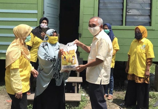 Eks Gubri, Andi Rachman Bagikan 11 Ton Beras ke Masyarakat Riau Terdampak Covid-19