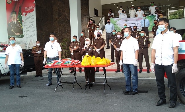 Kejati Riau dan Relawan Covid-19 Salurkan Ratusan Paket Sembako kepada Masyarakat