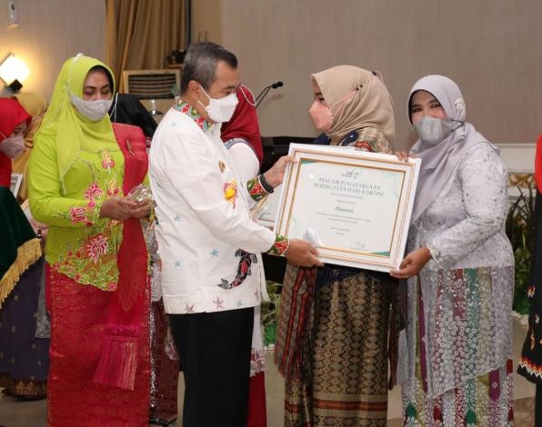 Chairani Asal Tualang Terima Penghargaan dari Istri Presiden di Hari Kartini, Wabup Siak Apresiasi