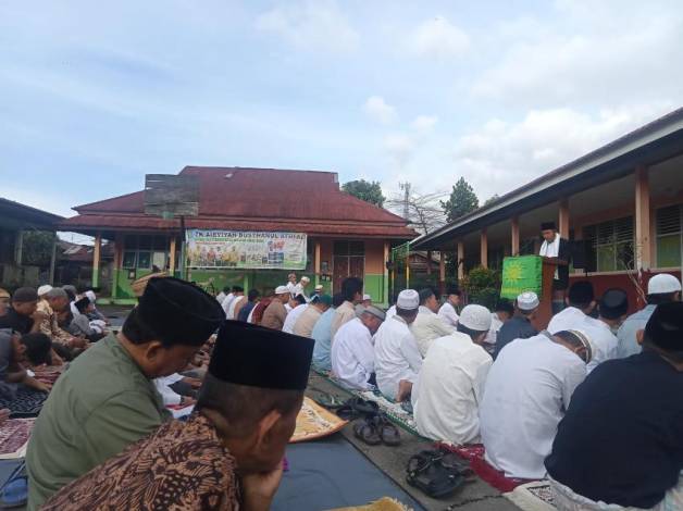 Di Bawah Cuaca Mendung, Umat Muslim Ikuti Salat Id di Lapangan SMA Muhammadiyah Rengat