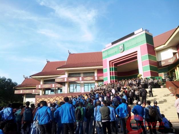 Sempat Ricuh, Ini Tuntutan Mahasiswa saat Demo 21 Tahun Reformasi di DPRD Riau