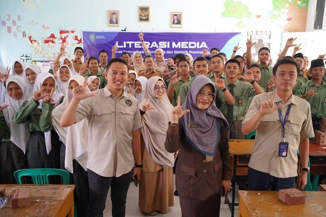 Siswa SMAN 16 Pekanbaru Antusias Ikuti Literasi Media Diskominfotik Riau