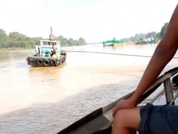 Tali Sling Putus, Ponton Penyeberangan di Sungai Kampar Hanyut, Penyelamatan Berlangsung Tegang