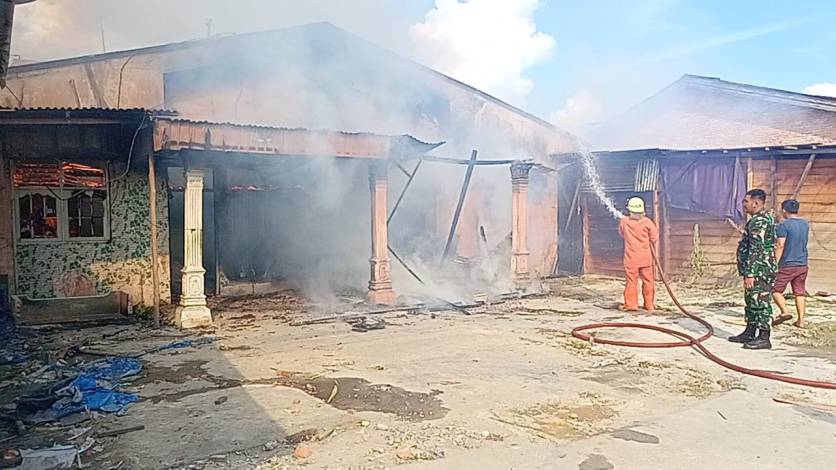 BREAKING NEWS! Rumah Semi Permanen di Jalan Suka Karya Pekanbaru Kebakaran