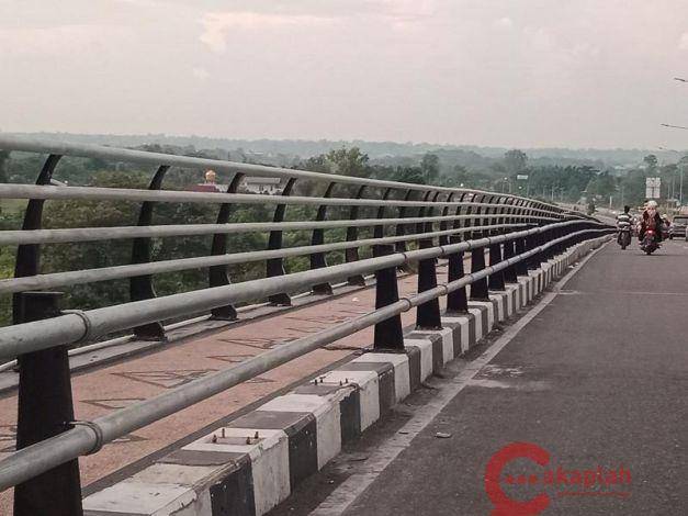 Pembatas Besi Jembatan Sungai Siak Kerap Dicuri, Pelaku Akhirnya Ditangkap Polisi