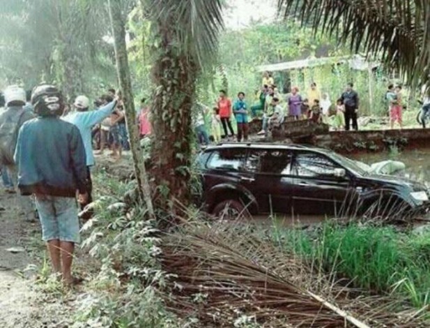 Jalan Rusak di Inhil, Mobil Ketua DPRD Riau Nyungsep ke Parit