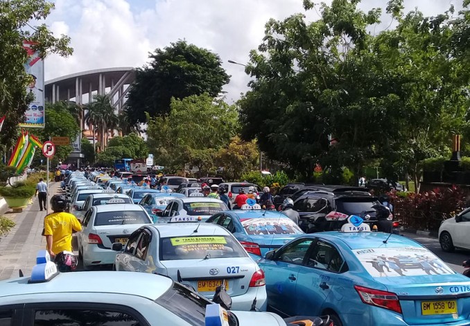 Supir Taksi Konvensional Demo ke Kantor Walikota Pekanbaru